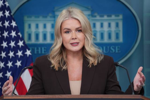 캐롤라인 레빗 백악관 대변인. 레빗 대변인은 지난 3월 12일 워싱턴DC 백악관에서 가진 브리핑에서 “관세는 오랫동안 우리를 착취한 외국 국가들에 부과하는 세금”이라고 발언했다가 현장에 있던 AP통신 기자와 설전을 벌인 적이 있다. 당시 AP통신 기자는 레빗 대변인에게 “혹시 관세를 내 본 적 있느냐. 나는 있다”며 “이 세금은 외국 기업들에 부과되는 것이 아니라 (미국의) 수입업자들에게 부과되는 것”이라고 반박했고, 그녀는 이에 “당신이 내 경제학 지식을 시험하려는 것은 모욕”이라고 맞받아쳤다. AP연합뉴스