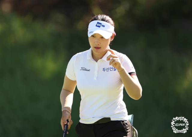 갤러리에게 인사하고 있는 김민솔. 사진 제공=KLPGA