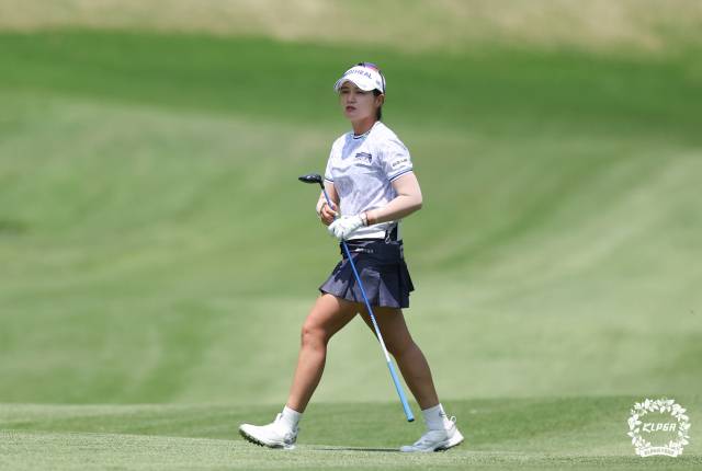 샷을 한 뒤 날아가는 공을 확인하고 있는 박현경. 사진 제공=KLPGA