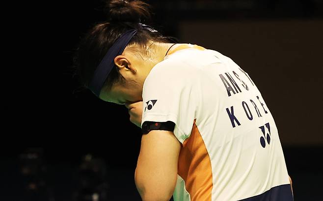 코리아오픈 결승에서 야마구치 아카네에 실점한 뒤 아쉬워하는 안세영.  수원 | 연합뉴스