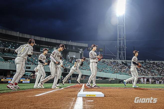 ▲ 3위를 달리다 시즌 막판 충격적인 추락으로 포스트시즌 진출에 실패한 롯데 ⓒ롯데자이언츠