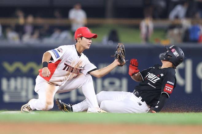 ▲ 이범호 감독은 정현창이 또래 선수들이 가지지 못한 부드러운 수비를 가지고 있다고 칭찬한다 ⓒKIA타이거즈