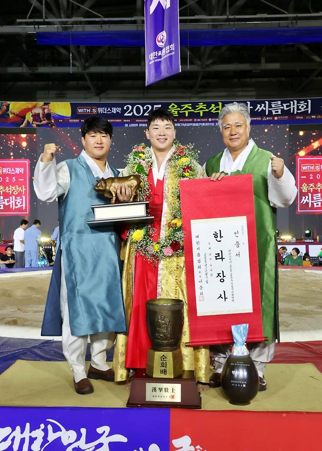 김무호가 이대진 감독(오른쪽), 이진형 코치(왼쪽)와 기념사진을 찍고 있다. /사진=대한씨름협회 제공