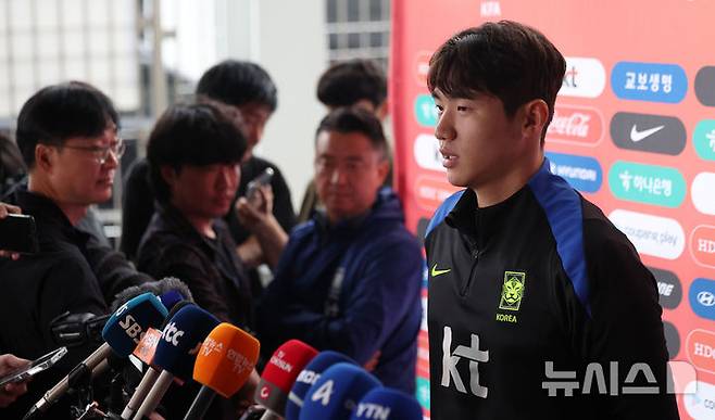 김지수가 7일 경기 고양시 고양종합운동장 보조경기장에서 훈련을 앞두고 취재진과 인터뷰를 하고 있다. /사진=뉴시스