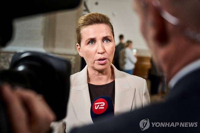 취재진 질문에 답하는 덴마크 총리 [로이터=연합뉴스]