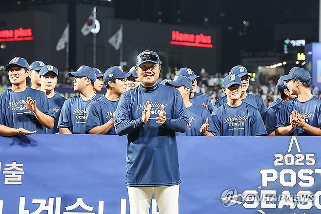 박수치는 이호준 감독  [NC다이노스 제공. 재판매 및 DB 금지] image@yna.co.kr