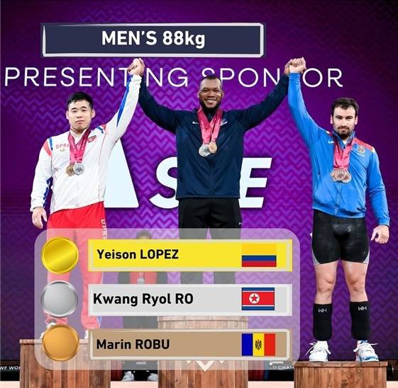 2025 세계역도선수권 남자 88㎏급 메달리스트 왼쪽부터 2위 로광렬, 1위 로페스, 3위 로브. [국제역도연맹 인스타그램 캡처. 재판매 및 DB 금지]