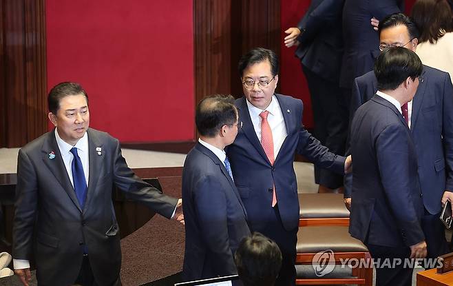 여야 간의 거리 (서울=연합뉴스) 박동주 기자 = 25일 서울 여의도 국회 본회의에서 신속처리안건 지정동의의 건에 대한 투표 개표가 진행되고 있는 가운데 투표수가 명패수보다 한 매 더 많이 나온 것과 관련 더불어민주당 김병기 원내대표, 허영 원내정책수석부대표, 국민의힘 송언석 원내대표, 유상범 원내수석부대표가 우원식 국회의장과 국회법에 대해 이야기한 후 자리로 돌아가고 있다. 2025.9.25 pdj6635@yna.co.kr