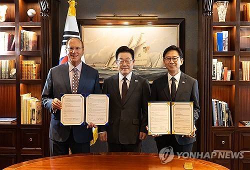 정부-블랙록, AI 산업 글로벌 협력을 위한 MOU 체결     (뉴욕=연합뉴스) 한상균 기자 = 유엔총회 참석을 위해 미국을 방문한 이재명 대통령이 22일(현지시간) 뉴욕의 한 호텔에서 AI 산업 글로벌 협력을 위한 양해각서(MOU)를 체결한 뒤 래리 핑크 세계경제포럼(WEF) 의장 겸 블랙록 회장, 배경훈 과학기술정보통신부 장관과 기념촬영을 하고 있다. [공동취재] 2025.9.23 
xyz@yna.co.kr    [재판매 및 DB 금지]