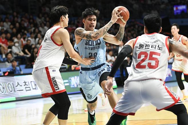 돌파하는 케빈 켐바오 [KBL 제공. 재판매 및 DB 금지]