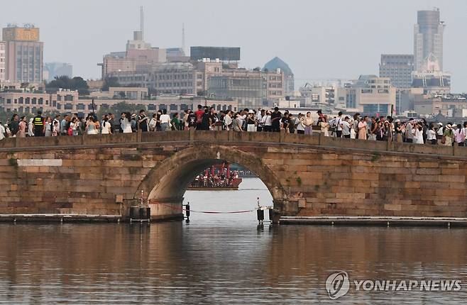 지난 6일 저장성 항저우의 시후(西湖)를 방문한 관광객들  [AFP 연합뉴스 자료사진 재판매 및 DB 금지]