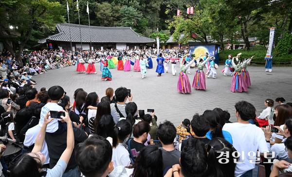 추석 연휴 마지막 날인 9일 용인시 기흥구 한국민속촌을 찾은 시민들이 백년가약 공연을 보며 즐거운 시간을 보내고 있다. 2025.10.9 /최은성기자 ces7198@kyeongin.com