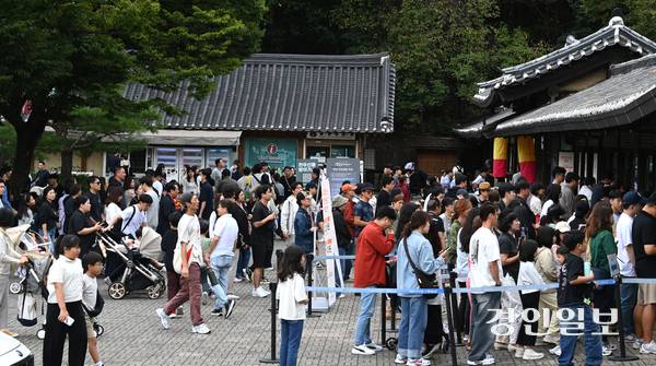 추석 연휴 마지막 날인 9일 용인시 기흥구 한국민속촌이 방문한 시민들로 북적이고 있다. 2025.10.9 /최은성기자 ces7198@kyeongin.com