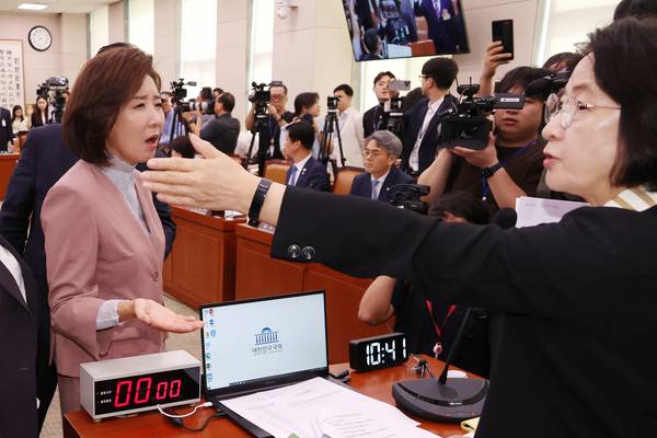 22일 서울 여의도 국회 법제사법위원회에서 열린 ‘건진법사 관봉권 띠지’ 분실 관련 검찰개혁 입법청문회에서 국민의힘 나경원 의원 등 위원들이 추미애 위원장의 질서유지권 발동 등에 항의하고 있다. 2025.9.22 /연합뉴스