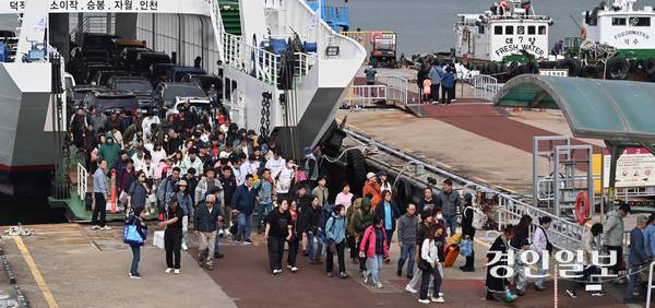 긴 연휴 마지막 날인 9일 인천연안여객터미널. 고향의 선물을 손에 들고 온 귀경객들이 배에서 내리고 있다. 2025.10.9 /김용국기자 yong@kyeongin.com