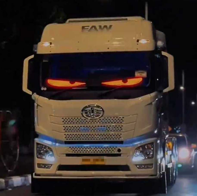 9일 온라인에서 5만 원가량의 가격에 판매되고 있는 화물차용 전면부착 '악마의 눈' 패널의 상품 예시.