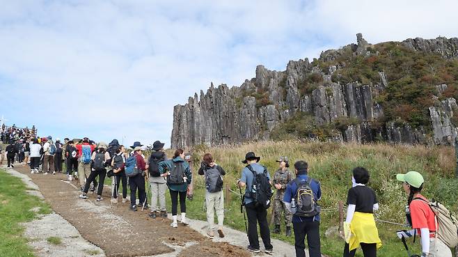 탐방객들이 무등산국립공원 지왕봉 전망대에 오르기 위해 줄서 있다. 김양배 기자