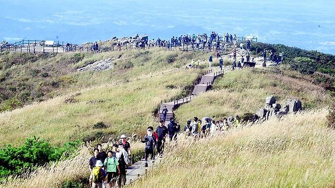 올해 첫 무등산 정상부 개방 행사가 9일 열려 탐방객들이 인왕봉 전망대로 향하고 있다. 무등산 정상은 1966년 군부대가 주둔한 후 일반인의 출입이 통제되고 있으며 2011년 첫 개방을 시작으로 2023년까지 총 26회 개방이 이뤄졌다./김애리 기자·조영권 인턴기자