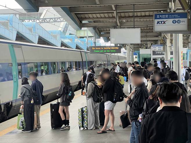 추석 연휴 마지막 날인 9일 광주 송정역에 귀경객들의 발길이 이어지고 있다. /박건우 기자