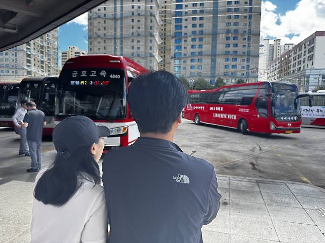 추석 연휴 마지막 날인 9일 광주 종합버스터미널에 귀경객들의 발길이 이어지고 있다. /임지섭 기자