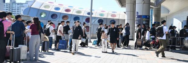 추석 연휴 마지막 날이자 한글날인 9일 고향 방문을 마친 귀경객들이 광주송정역 입구에서 서울행 열차를 타기위해 에스컬레이터 앞에 길게 대기하고 있다. /나명주기자mjna@kwangju.co.kr