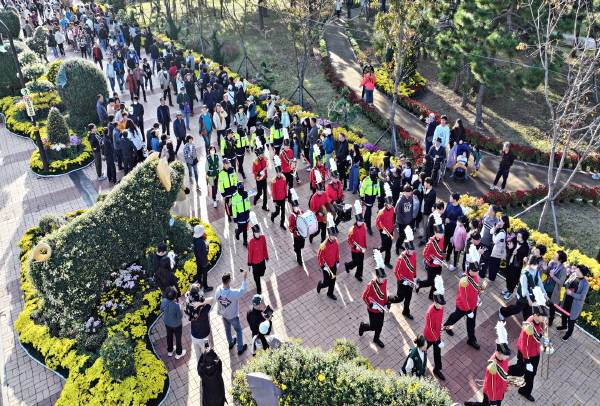 제24회 마산가고파국화축제(2024) 국화드림퍼레이드 전경.