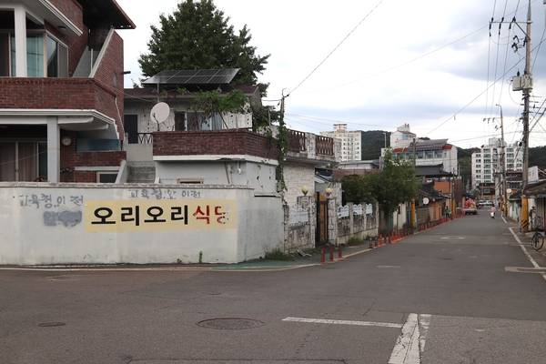 합천읍 남정초등학교 지나 나온 길. 정겹게 낡은 거리다. /이서후 기자