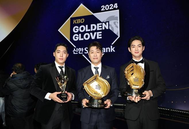 지난해 12월13일 2024 신한은행 SOL 뱅크 KBO 골든글러브에서 수상한 삼성 라이온즈  원태인, 강민호, 구자욱. <삼성 라이온즈 제공>
