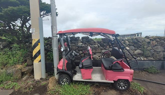 지난달 26일 우도에서 무등록 전동카트가 돌담과 전신주를 들이받은 모습.