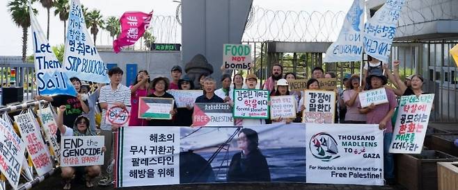 지난 4일 제주해군기지 앞에서 가자지구 구호 선단에 참여한 김아현씨(활동명 해초)의 무사 귀환과 팔레스타인 해방을 촉구하는 집회가 열렸다.