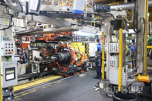 금호타이어가 광주공장 재가동을 위한 시범가동을 이어가고 있다. 사진은 1공장 내 성형기 시범가동 모습. 금호타이어 제공&nbsp;