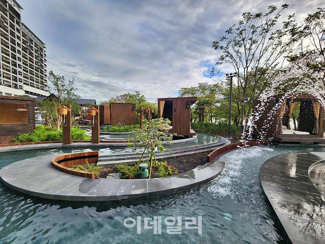 소노캄 경주의 웰니스 풀앤스파. 실내외 수영장, 노천탕, 프라이빗 카바나를 연결한 복합형 수공간이다.