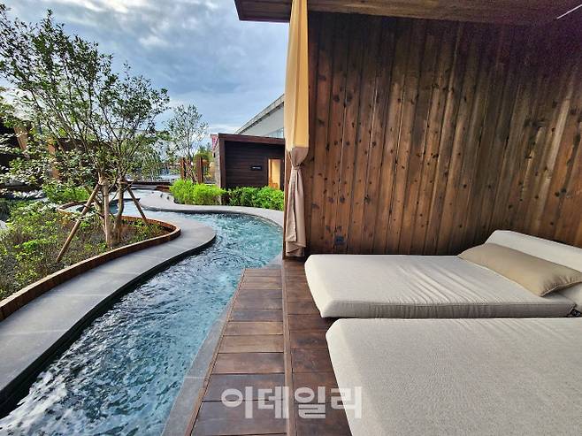 소노캄 경주의 웰니스 풀앤스파. 실내외 수영장, 노천탕, 프라이빗 카바나를 연결한 복합형 수공간이다.