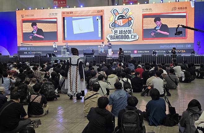 - 메인 스테이지에선 스트리머 샘웨가 행사를 진행 중이었다