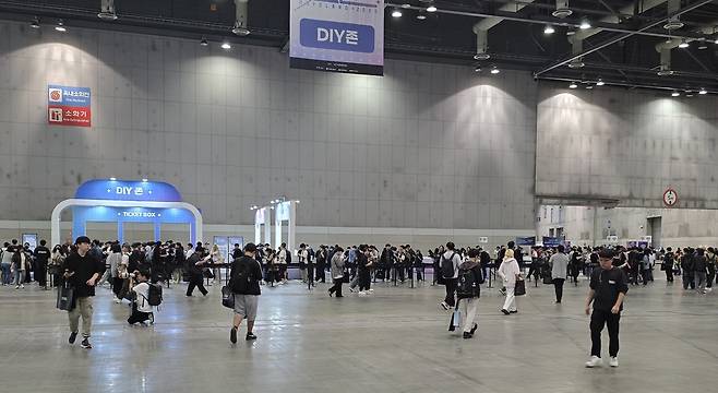 - 행사장 규모는 모든 인원을 수용해도 여유로울 만큼 넓었다