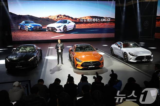 지난 4월 경기도 고양시 킨텍스에서 열린 2025 서울모빌리티쇼에서 더 뉴 메르데스 벤츠 AMG GT가 공개되는 모습(자료사진). 2025.4.3/뉴스1 ⓒ News1 김명섭 기자