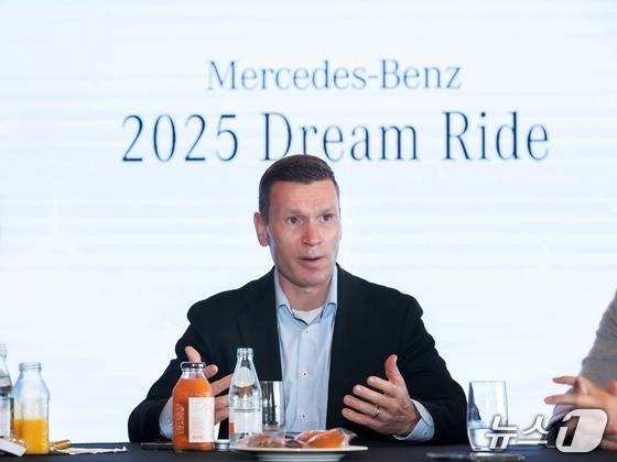 마티아스 바이틀 메르세데스-벤츠 코리아 대표가 지난 6월 제주 '엠버 퓨어힐 호텔 앤드 리조트'에서 미디어를 대상으로 개최한 '2025 벤츠 드림 라이드' 시승 행사에서 기자들의 질문에 답변하고 있다(메르세데스-벤츠 코리아 제공). 2025.06.23.