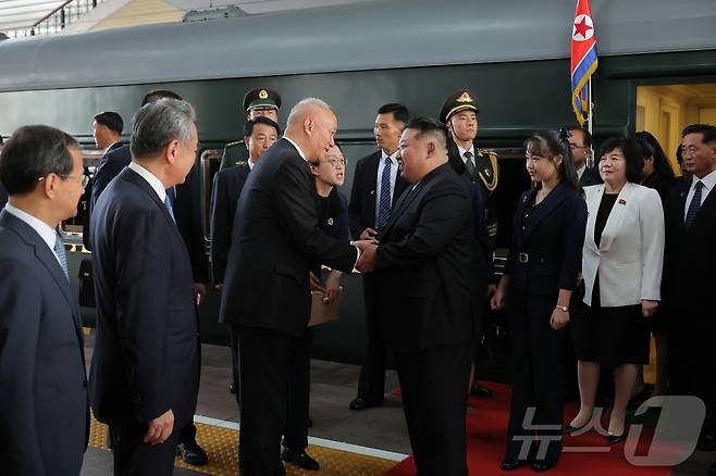 (평양 노동신문=뉴스1) = 지난달 2일 김정은 북한 노동당 총비서와 딸 주애가 중국의 전승절 80주년 행사 참가를 위해 베이징에 도착해 의전을 받는 모습. [국내에서만 사용가능. 재배포 금지. DB 금지. For Use Only in the Republic of Korea. Redistribution Prohibited] rodongphoto@news1.kr