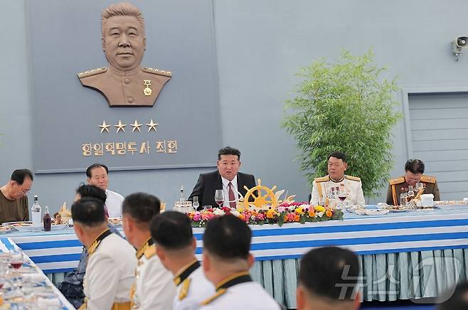 (평양 노동신문=뉴스1) = 김정은 북한 노동당 총비서가 지난 5일 5000톤급 신형 구축함인 '최현'호를 방문한 모습. [국내에서만 사용가능. 재배포 금지. DB 금지. For Use Only in the Republic of Korea. Redistribution Prohibited] rodongphoto@news1.kr