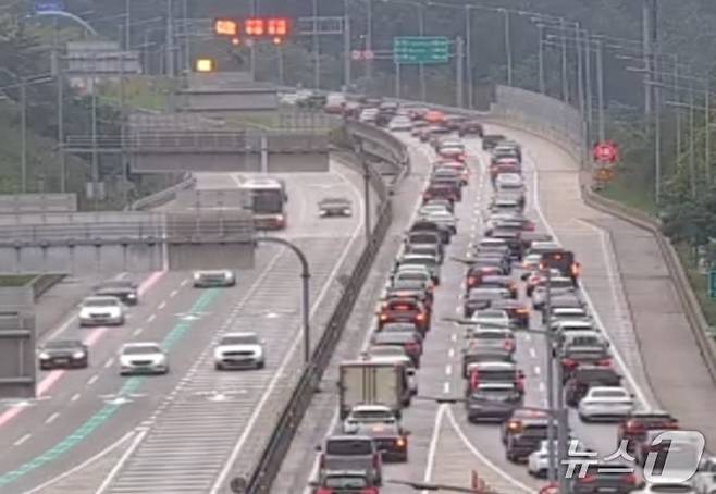 올해 10월 황금연휴 마지막 날이자 한글날인 9일 오후 2시 43분쯤 서울양양고속도로의 강원 양양군 양양분기점 서울 방면 도로가 정체된 모습. (한국도로공사 고속도로 교통정보 폐쇄회로TV 갈무리. 재판매 및 DB금지) 2025.10.9/뉴스1