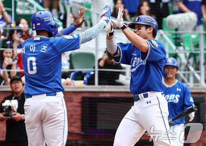 9일 오후 인천 SSG 랜더스필드에서 열린 프로야구 2025 신한 SOL뱅크 KBO 준플레이오프 1차전 삼성 라이온즈와 SSG 랜더스의 경기, 3회초 무사 1루 상황에서 삼성 김영웅이 2점 홈런을 치고 디아즈와 기쁨을 나누고 있다. 2025.10.9/뉴스1 ⓒ News1 김도우 기자