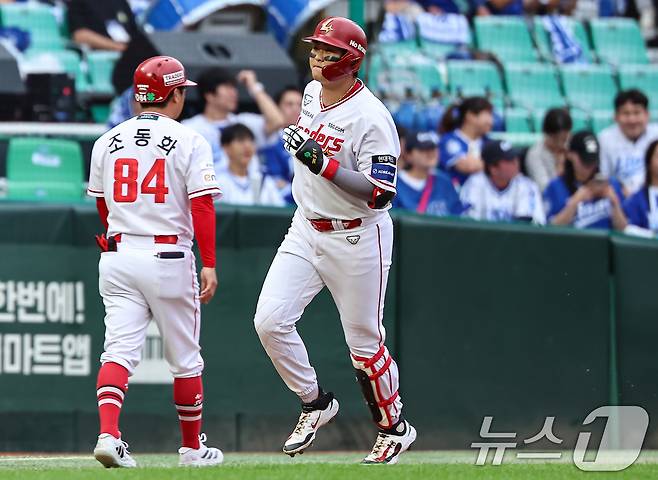 9일 오후 인천 SSG 랜더스필드에서 열린 프로야구 2025 신한 SOL뱅크 KBO 준플레이오프 1차전 삼성 라이온즈와 SSG 랜더스의 경기, 7회말 1사 1루 상황에서 SSG 고명준이 2점 홈런을 치고 그라운드를 돌고 있다. 2025.10.9/뉴스1 ⓒ News1 김도우 기자