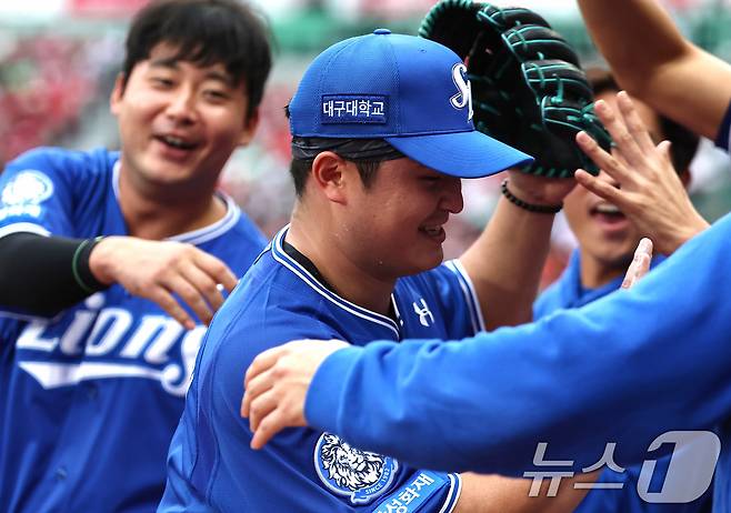 9일 오후 인천 SSG 랜더스필드에서 열린 프로야구 2025 신한 SOL뱅크 KBO 준플레이오프 1차전 삼성 라이온즈와 SSG 랜더스의 경기, 삼성 선발투수 최원태가 6회말을 무실점으로 마친 뒤 기뻐하고 있다. 2025.10.9/뉴스1 ⓒ News1 김도우 기자