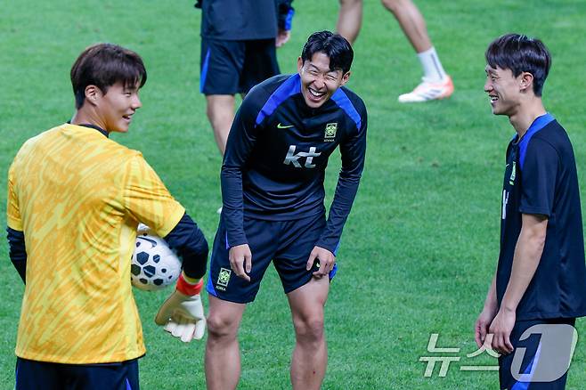 대한민국 남자 축구 국가대표팀 손흥민, 송범근, 이재성이 브라질과의 A매치 평가전을 하루 앞둔 9일 오후 서울 마포구 월드컵경기장에서 훈련을 하고 있다. 2025.10.9/뉴스1 ⓒ News1 안은나 기자