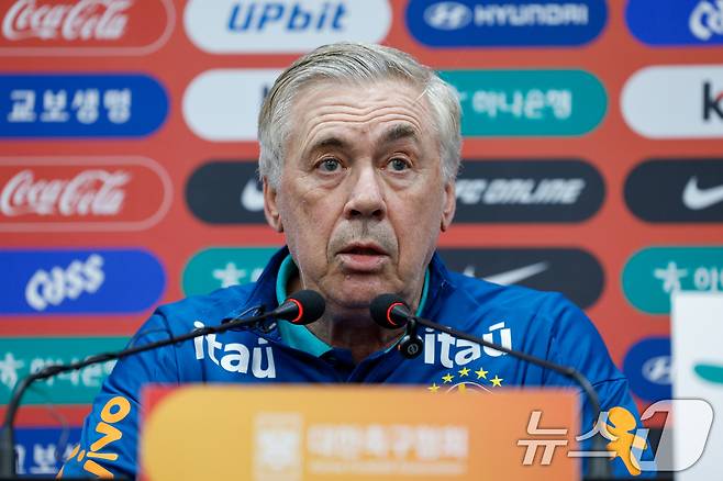 브라질 남자 축구 국가대표팀 카를로 안첼로티 감독이 9일 오후 서울 마포구 월드컵경기장에서 대한민국과의 A매치 평가전을 하루 앞두고 공식 기자회견을 하고 있다. 2025.10.9/뉴스1 ⓒ News1 안은나 기자