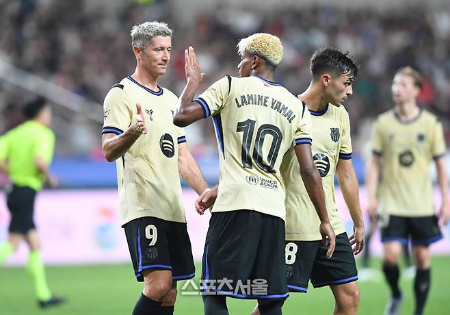 FC바르셀로나의 라민 야말(가운데)이 31일 서울월드컵경기장에서 열린 FC서울과의 친선 경기에서 자신의 두 번째 골을 넣고 레반도프스크아 하이파이브를 하고 있다. 2025. 7. 31.  박진업 기자 upandup@sportsseoul.com