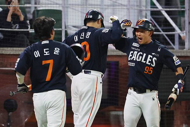 한화 선수들이 득점 후 기뻐하고 있다. 사진 | 연합뉴스