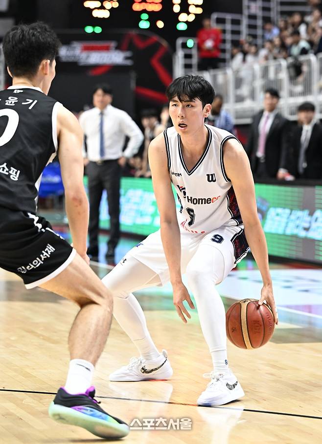 송교창이 4일 수원 KT 소닉붐 아레나에서 열린 2025~26 LG전자 프로농구 수원 KT전에서 드리블을 하고 있다. 사진 | KBL