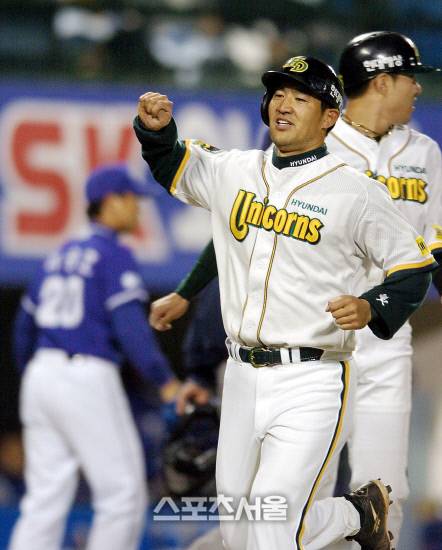 현대 시절 이숭용(왼쪽) 감독과 박진만 감독이 하이파이브를 하는 모습. 사진 | 스포츠서울 DB