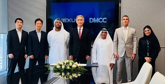 넥써쓰와 DMCC가 전략적 파트너십을 체결한 후 관계자들이 기념촬영을 하고 있다. 사진 | 넥써쓰